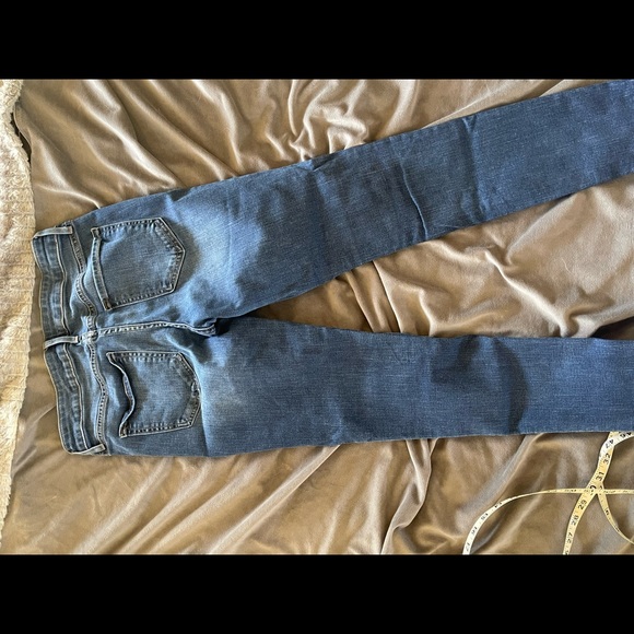 Old Navy rockstar low rise faded wash - Picture 4 of 5